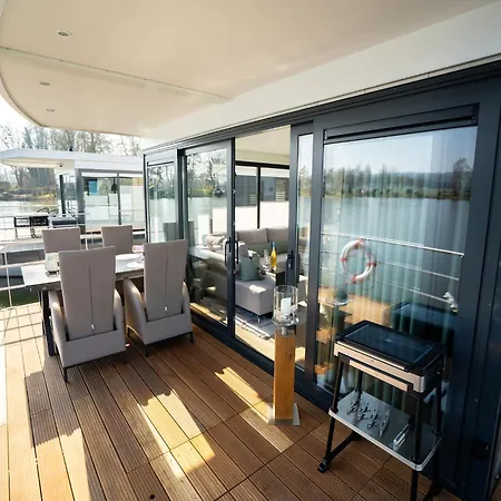 Schoenes Hausboot In Hoexter * Höxter