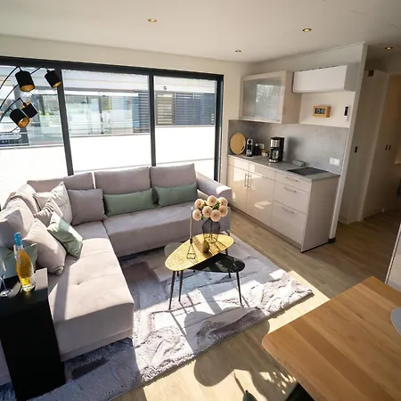 Schoenes Hausboot In Hoexter * Höxter