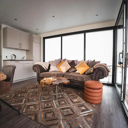 Schoenes Hausboot In Hoexter *