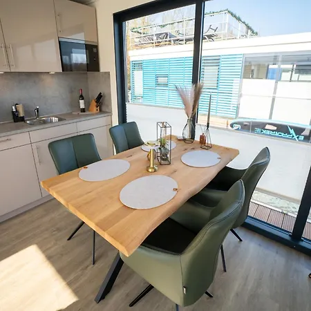 Schoenes Hausboot In Hoexter