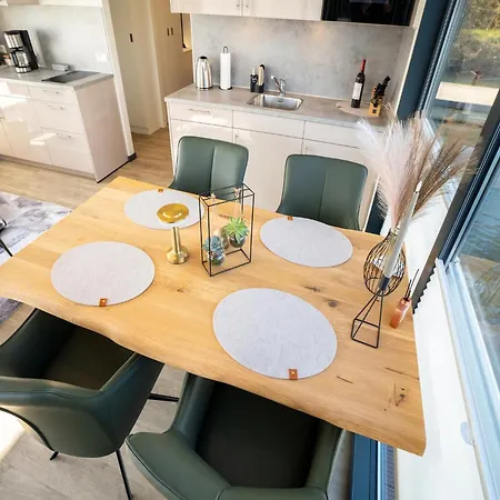 Schoenes Hausboot In Hoexter Botel