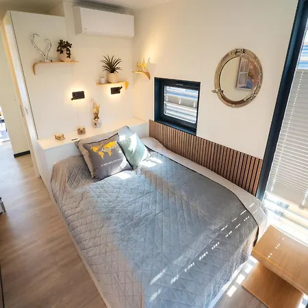 Schoenes Hausboot In Hoexter *