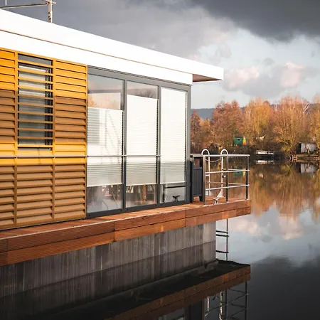 Schoenes Hausboot In Hoexter