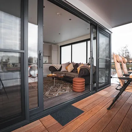 Schoenes Hausboot In Hoexter *