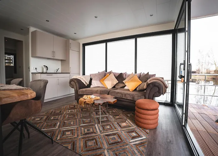 Schoenes Hausboot In Hoexter *