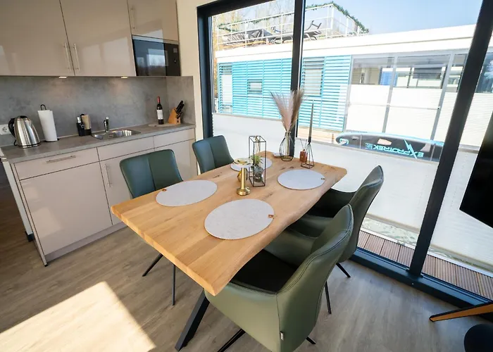 Schoenes Hausboot In Hoexter