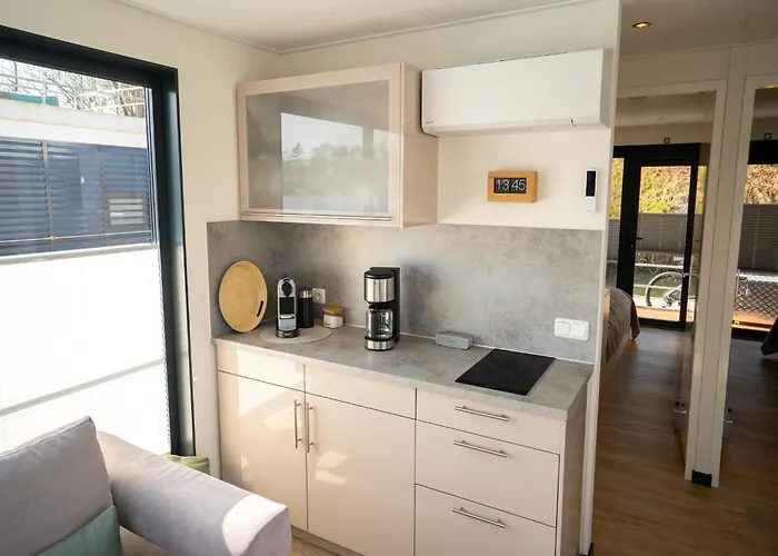 Schoenes Hausboot In Hoexter