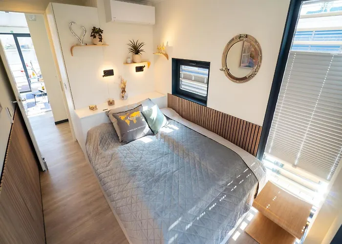 Schoenes Hausboot In Hoexter *