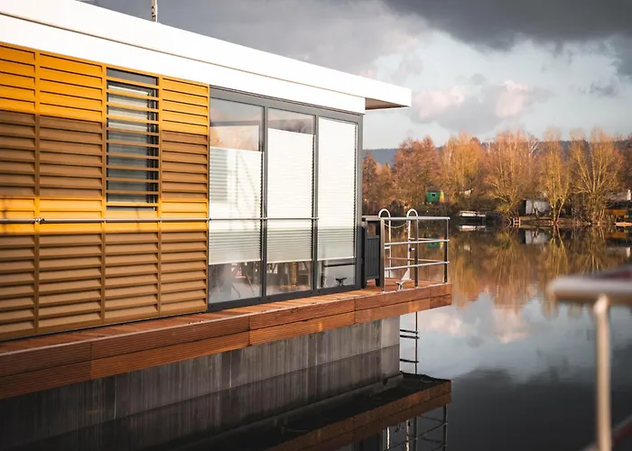 Schoenes Hausboot In Hoexter