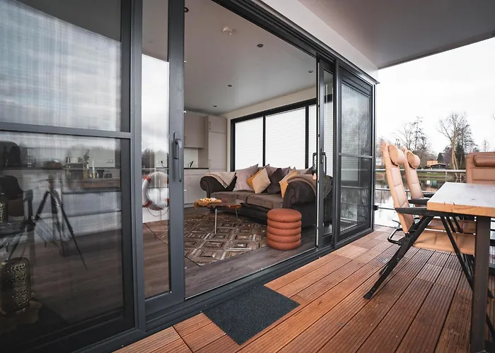 Schoenes Hausboot In Hoexter *